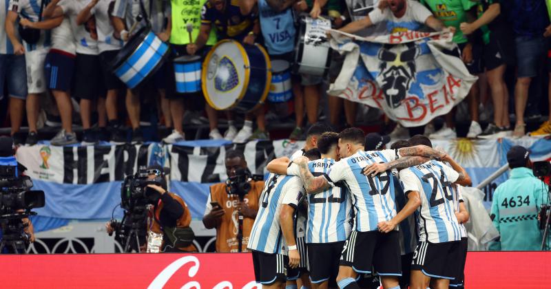 La selección festeja la clasificación a los cuartos de final en Qatar 2022 junto a los hinchas argentinos