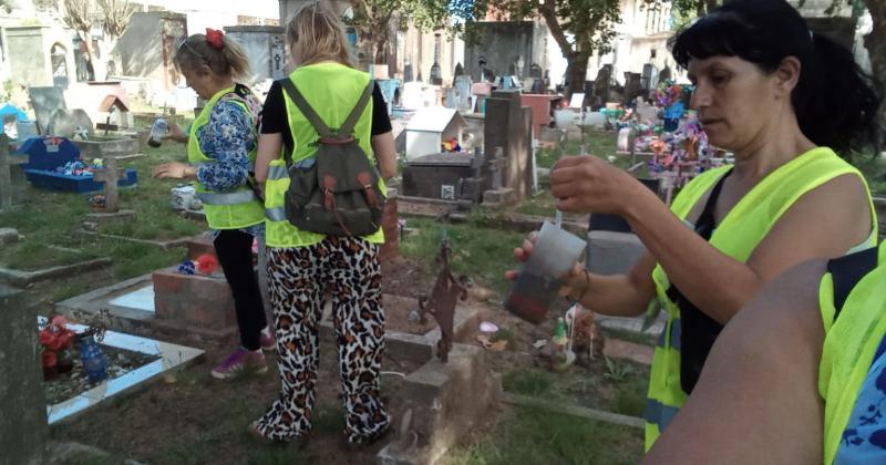 Agentes de saneamiento Ambiental estn trabajando en el Cementerio un lugar crítico para la proliferación de mosquitos