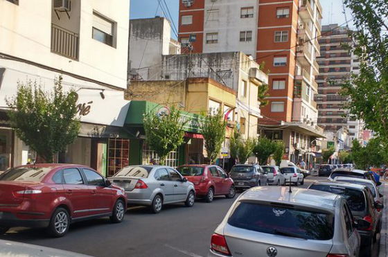 Se permitir el estacionamiento sobre el lado izquierdo en doble mano en varias arterias