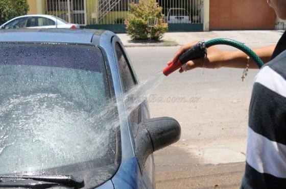 Las altas temperaturas los cortes de luz y el uso irracional provocan que algunas zonas tengan problemas con el suministro normal de agua potable