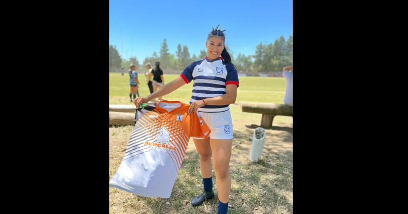 La pergaminense Ayelén Sosa con la camiseta del seleccionado rosarino de mayores mientras exhibe la de Los Pingüinos