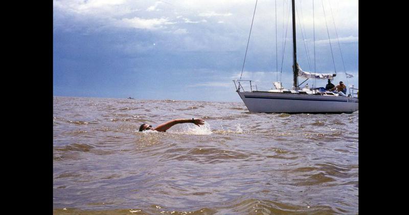 Patricio DOttavio avanzando hacia su objetivo la costa argentina en las aguas del río ms ancho del mundo
