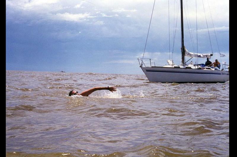 Patricio DOttavio avanzando hacia su objetivo la costa argentina en las aguas del río ms ancho del mundo