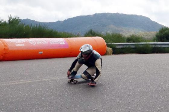 León Gómez a toda velocidad en la Pista Lolog durante una de las competencias en San Martín de los Andes