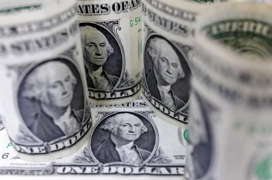 Tras esta nueva escalada la brecha cambiaria entre el dólar paralelo y el tipo de cambio mayorista se estiró hasta el 965-en-porciento-