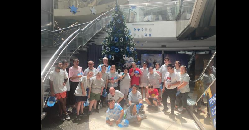 Los integrantes del Taller Protegido celebraron la consagración de Argentina en Qatar y posaron junto al rbol de Navidad ubicado en el Complejo