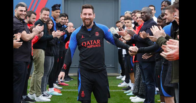 Messi recibió el reconocimiento de sus compañeros con el pasillo del campeón y una lluvia de aplausos
