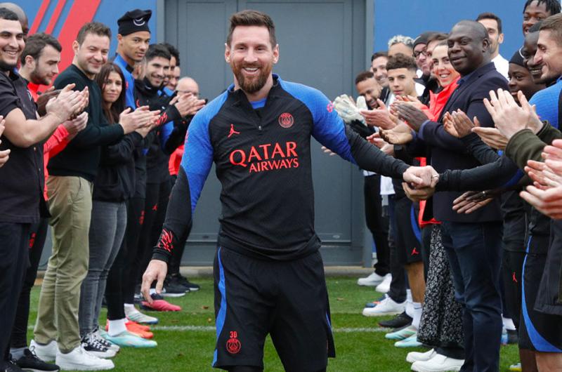 Messi recibió el reconocimiento de sus compañeros con el pasillo del campeón y una lluvia de aplausos