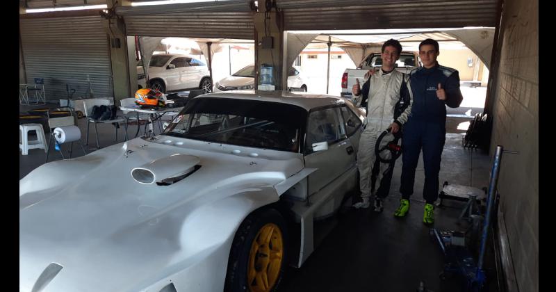 Valentino Trotta y Felipe Bernasconi junto a la Chevy del equipo