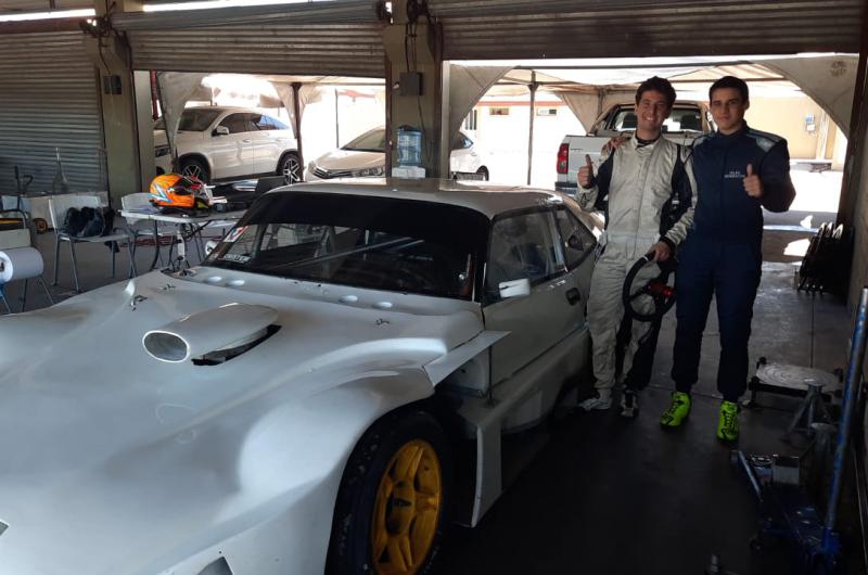Valentino Trotta y Felipe Bernasconi junto a la Chevy del equipo