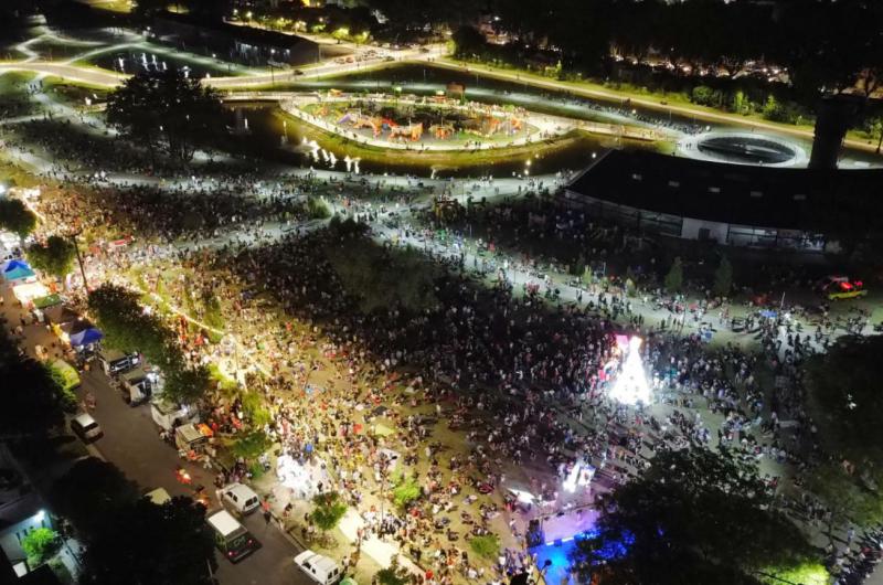 Miles de ciudadanos disfrutaron de la inmejorable noche en el Parque Belgrano
