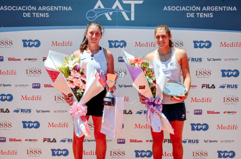 Nuria Brancaccio y Julia Riera durante la premiación del primer W25 del año jugado en Argentina