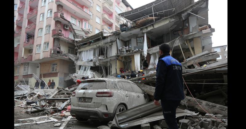 Un devastador terremoto causó este lunes la muerte de ms de 2700 personas en una franja de Turquía y el noroeste de Siria