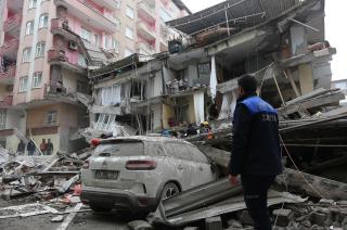Un devastador terremoto causó este lunes la muerte de m�s de 2700 personas en una franja de Turquía y el noroeste de Siria