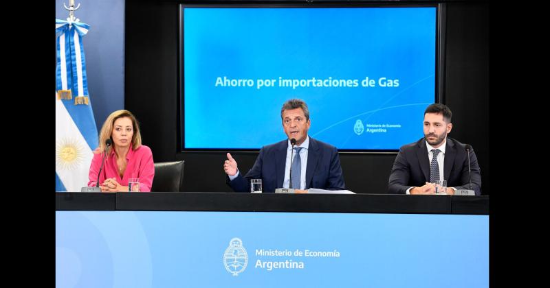 El ministro de Economía Sergio Massa junto a la Secretaria de Energía de la Nación Flavia Royón y el presidente de Enarsa Agustín Gerez