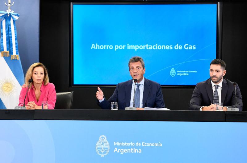 El ministro de Economía Sergio Massa junto a la Secretaria de Energía de la Nación Flavia Royón y el presidente de Enarsa Agustín Gerez