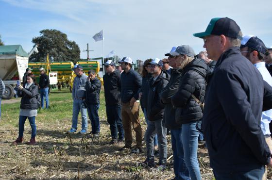 Klaus Kirch líder global del Bayer Forward Farming -derecha- estuvo presente en Pergamino