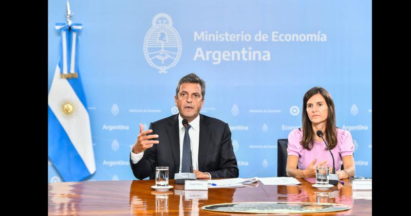 El ministro de Economía Sergio Massa y la directora ejecutiva de Anses Fernanda Raverta