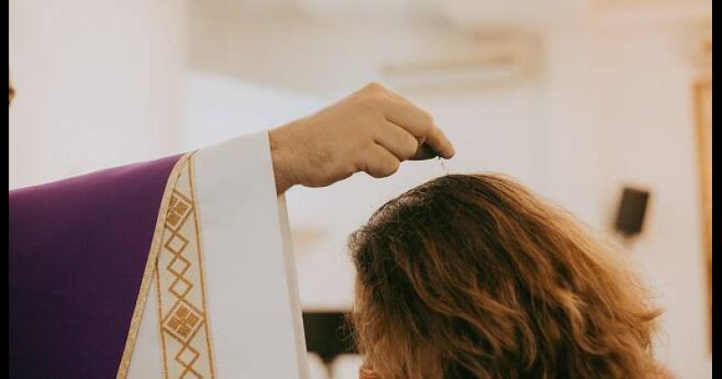 En cada parroquia luego de la homilía los sacerdotes impondrn las cenizas en la frente de sus feligreses