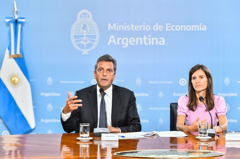 El ministro de Economía Sergio Massa y la directora ejecutiva de Anses Fernanda Raverta