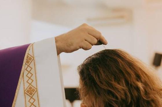 En cada parroquia luego de la homilía los sacerdotes impondrn las cenizas en la frente de sus feligreses