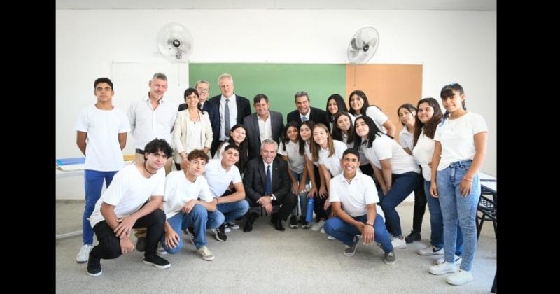 El Presidente con alumnos secundarios en Chaco