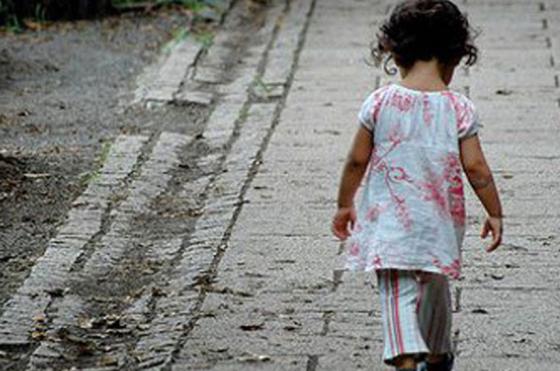 La niña de seis años estaba caminando sola en horas de la madrugada en un sector del barrio Acevedo