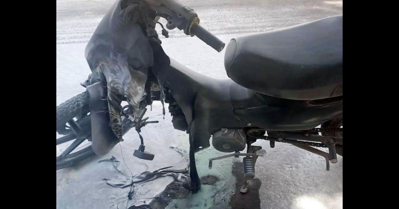 La motocicleta quemada por la joven conductora en calle Alem al 800