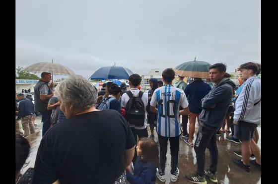 Locura por Messi- a pesar de la lluvia miles de personas se congregaron en la Catedral esperando ver al capit�n de la Selección