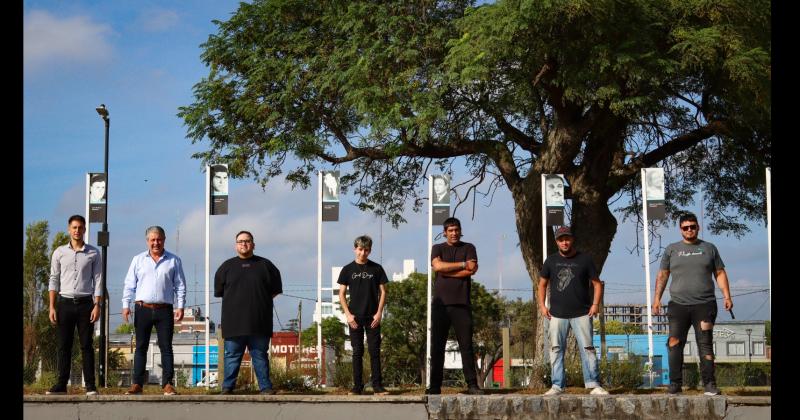 El jefe comunal y varios jóvenes de la ciudad colocaron flores blancas en memoria de los desaparecidos