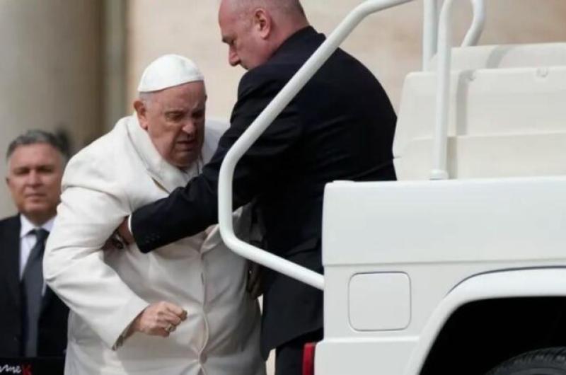 El Papa de 86 años tuvo el año último una lesión en su rodilla derecha que lo obliga a usar una silla de ruedas