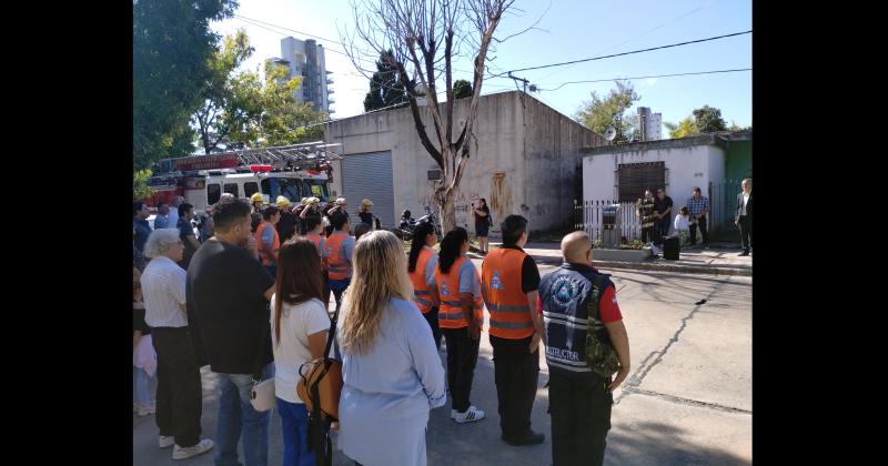 Miembros de la Cosopper Bomberos Voluntarios concejales referentes de organizaciones y vecinos participaron de la ceremonia conmemorativa