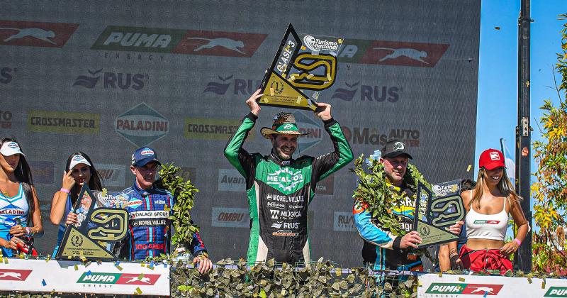 Castellano festeja en el podio su primer triunfo en condición de campeón