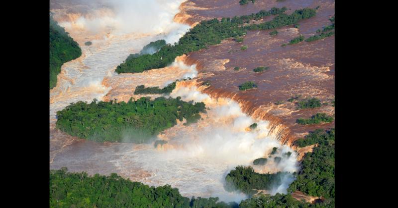 Vista aérea del las Cataratas del Iguazí en su pico m�ximo del creciente