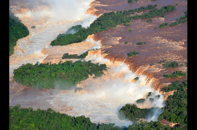 Vista aérea del las Cataratas del Iguazí en su pico m�ximo del creciente
