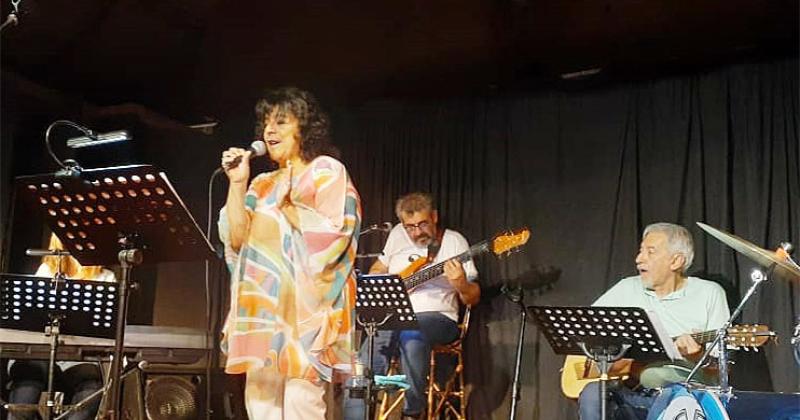 Judith Gómez Tuero con Galera da bossa en el escenario de Florentino