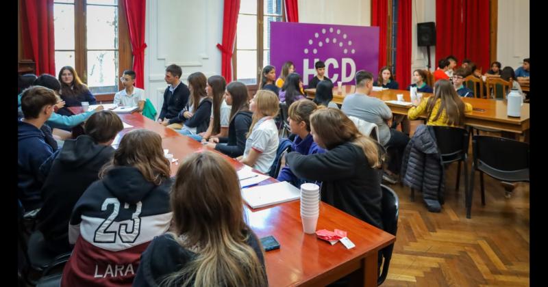 Estudiantes de once colegios debatieron en la reunión de comisión