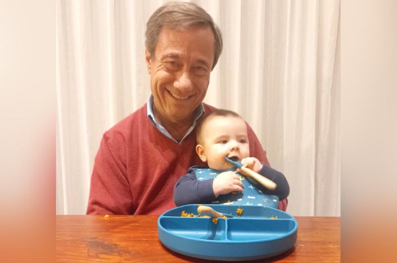 Fernando Escobar con su nieto Simón disfrutando del valioso tiempo de la vida