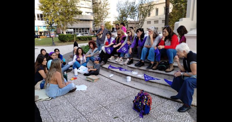 Desde la Juntada Feminista se organizó una jornada de debate y reflexiva Adem�s se intervinieron los pañuelos violetas