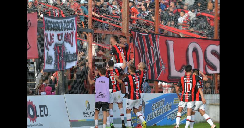 Douglas Haig ir esta tarde por un nuevo festejo junto a sus hinchas para afianzarse en la cima de la tabla