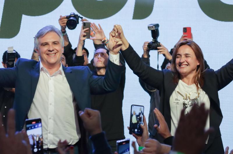 La fórmula oficialista a gobernador y vice Martín Llaryora-Myriam Prunotto festeja el triunfo electoral en la provincia de Córdoba