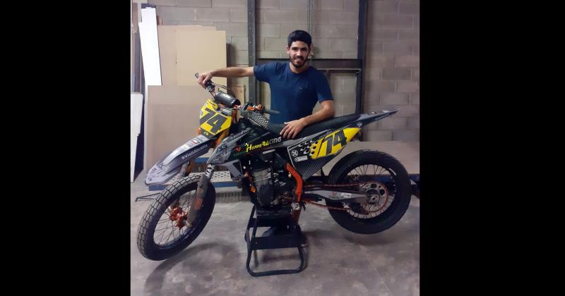 El pergaminense Santiago Arangio junto a la KTM 450 con la que competir en el Mundial de Flat Track desde el 5 de agosto