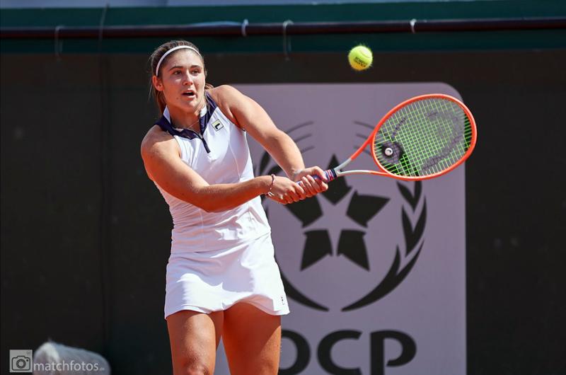 Julia Riera logró dos triunfos en sets corridos para avanzar a cuartos de final en su regreso al polvo de ladrillo