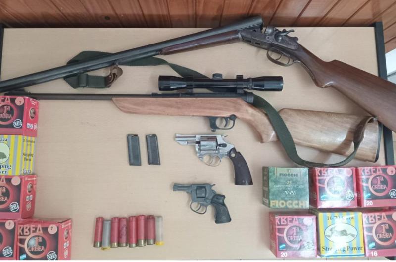 Armas de fuego y cartuchos secuestrados en uno de los allanamientos