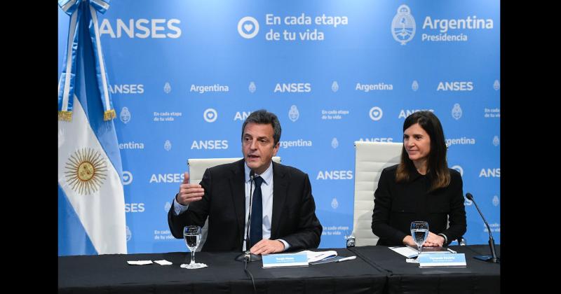 La directora ejecutiva de Anses Fernanda Raverta y el  ministro de Economía de la Nación Sergio Massa