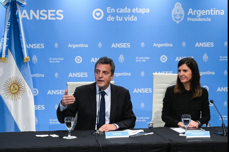 La directora ejecutiva de Anses Fernanda Raverta y el  ministro de Economía de la Nación Sergio Massa
