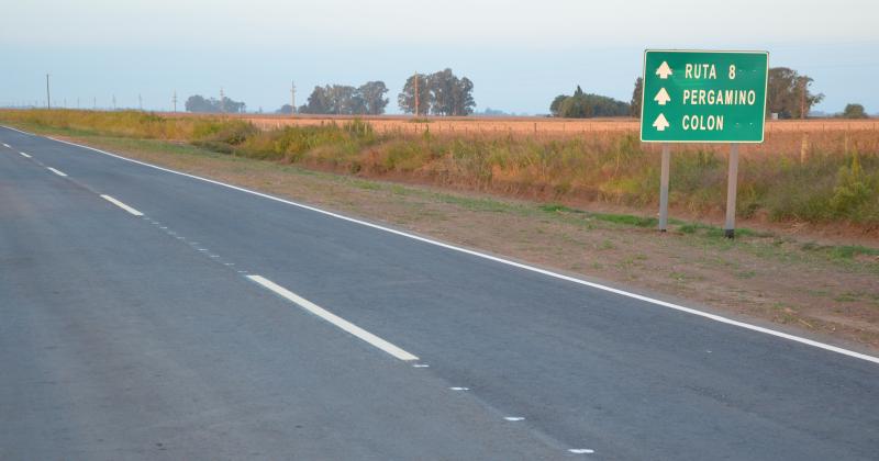 La mujer fue hallada en grave estado sobre la Ruta N° 8 cerca del acceso a Pinzón