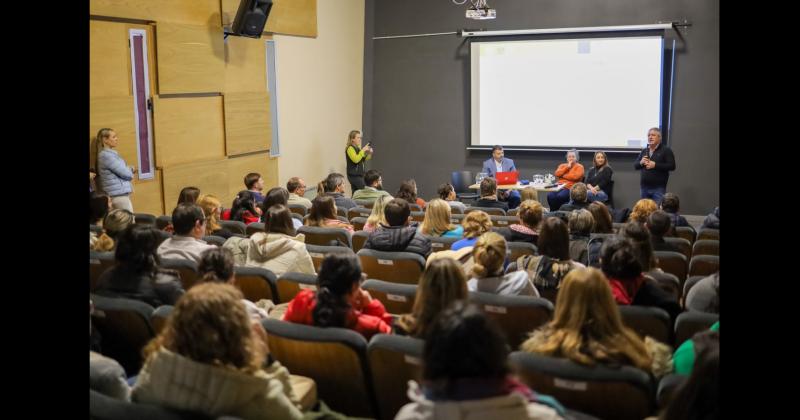 La jornada tuvo lugar ayer en el auditorio de la Biblioteca Menéndez y fue encabezada por el intendente Martínez