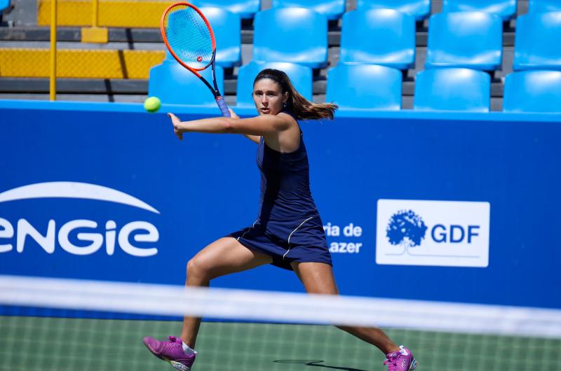 Julia Riera avanzó este miércoles a los cuartos de final en singles y en dobles