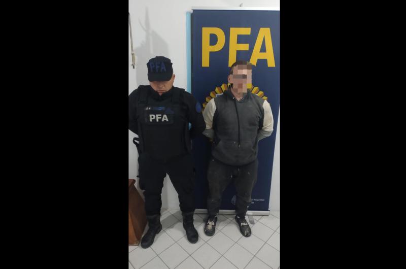 El sujeto fue detenido por personal de la Policía Federal Argentina